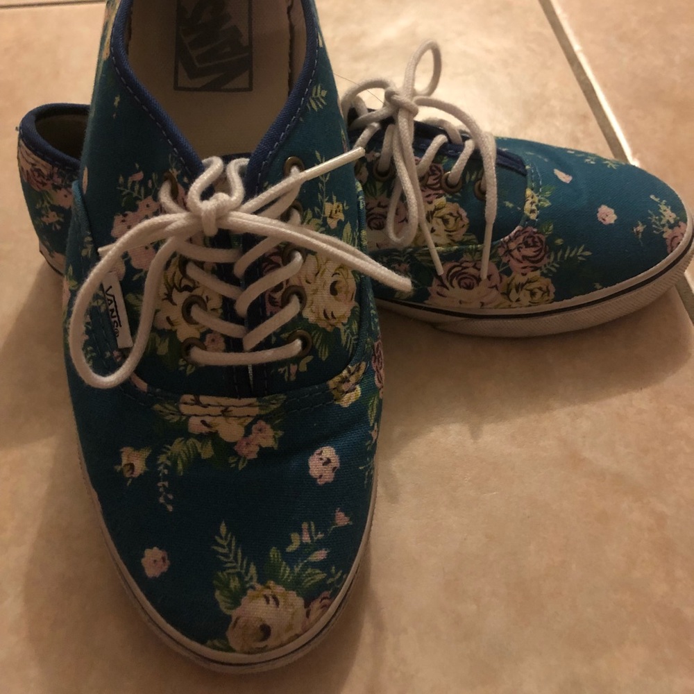 💜REPOSH GUC Blue Floral Vans size 6.5💜